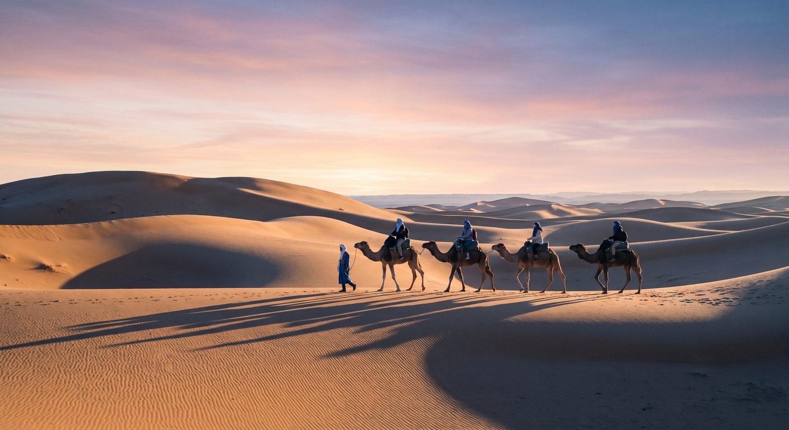 Lever de soleil féerique lors d'une balade à dos de chameau à Merzouga au Maroc