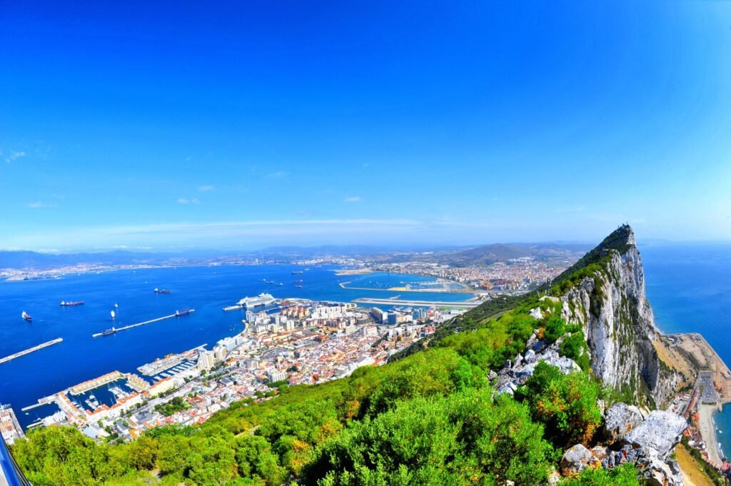 Excursion d'une journée de Gibraltar à Tanger : le guide complet 2026 1 View from the Rock of Gibraltar over the town, bay and Spain